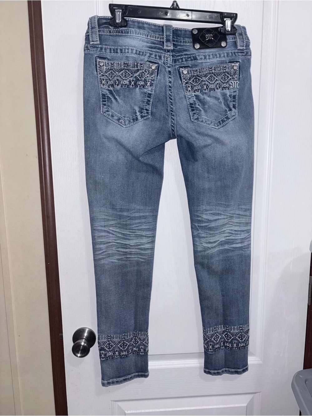 Miss Me Women’s Size 28 Curvy Skinny Embroidered Medium Wash Jeans